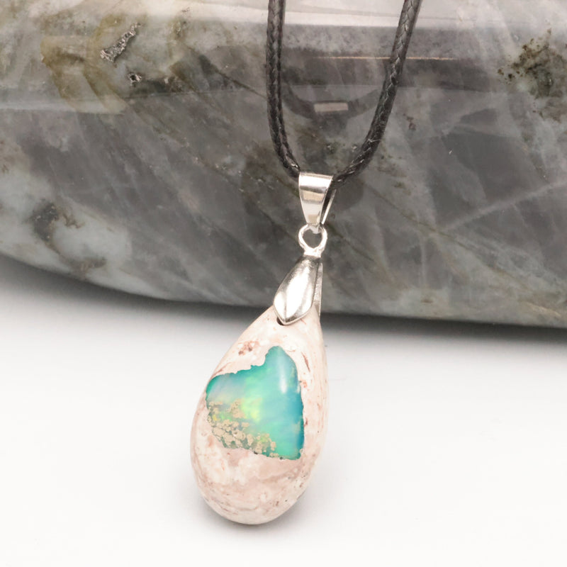 Pendentif opale verte porté, pièce unique taillée à la main