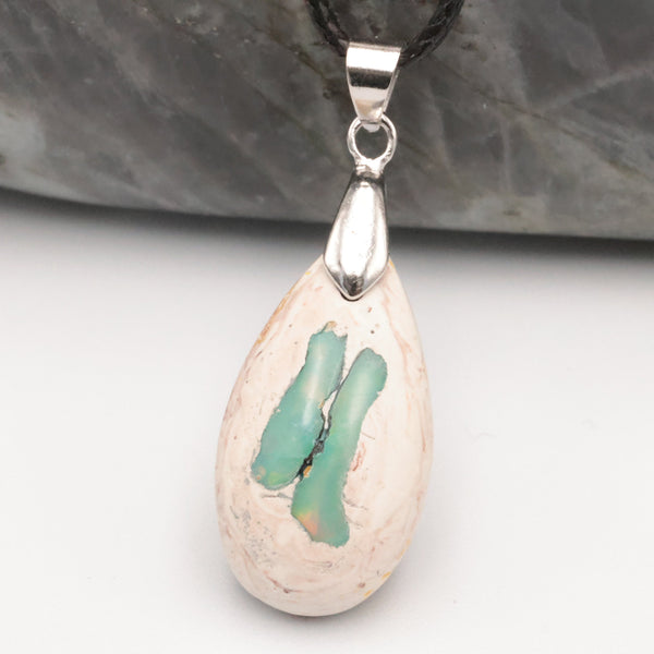 Pendentif opale bleue verte porté, pièce unique taillée à la main