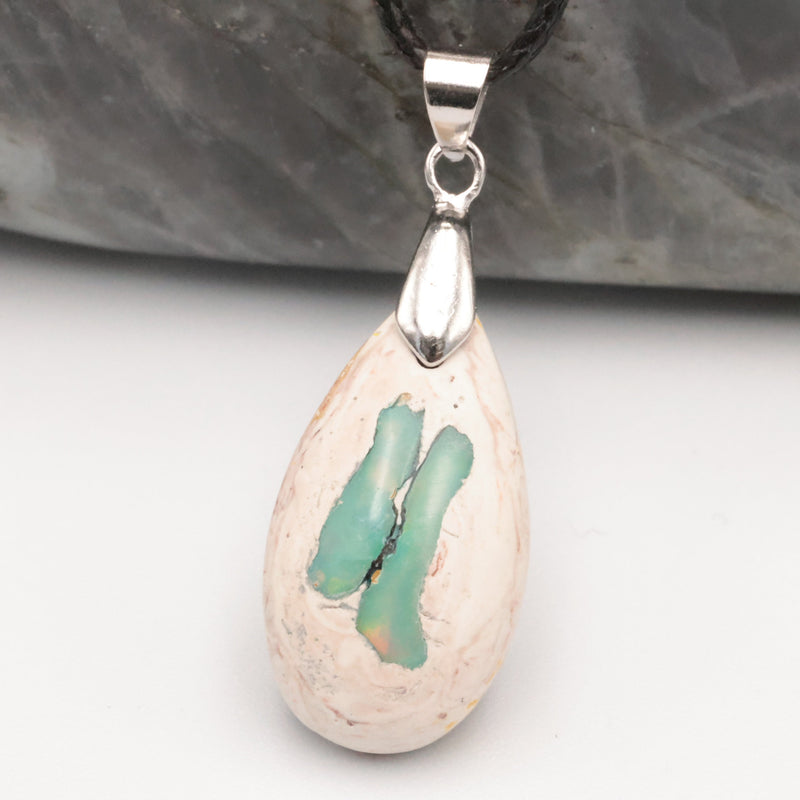 Pendentif opale bleue verte porté, pièce unique taillée à la main