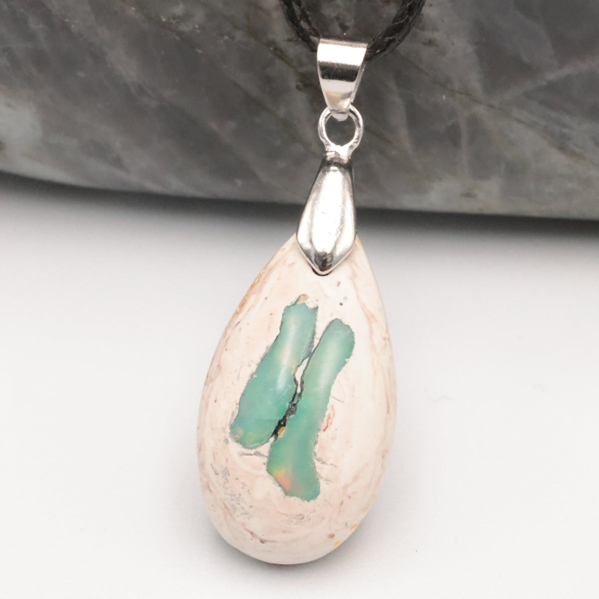Pendentif opale bleue verte porté, pièce unique taillée à la main