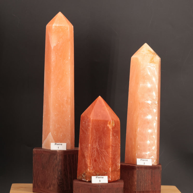 Pointe en calcite orange du Brésil avec échelle de taille