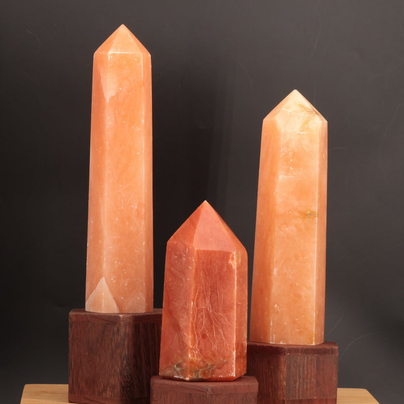 Pointe en Calcite Orange du Brésil — Grand obélisque poli à la main