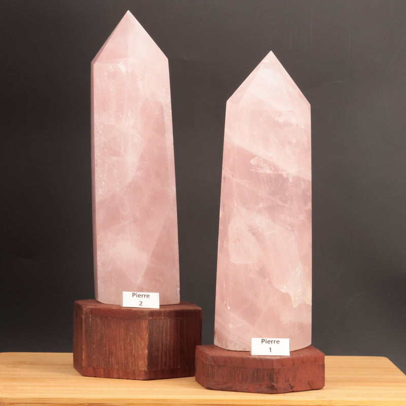 Obélisque en quartz rose de 21 cm avec échelle de taille