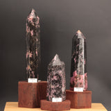 Pointe en Rhodonite de Madagascar — Grand obélisque poli à la main