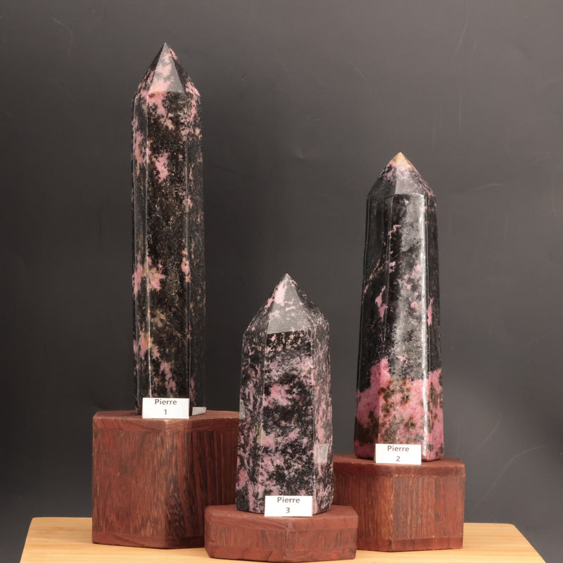 Obélisque en rhodonite vu de profil avec échelle de taille