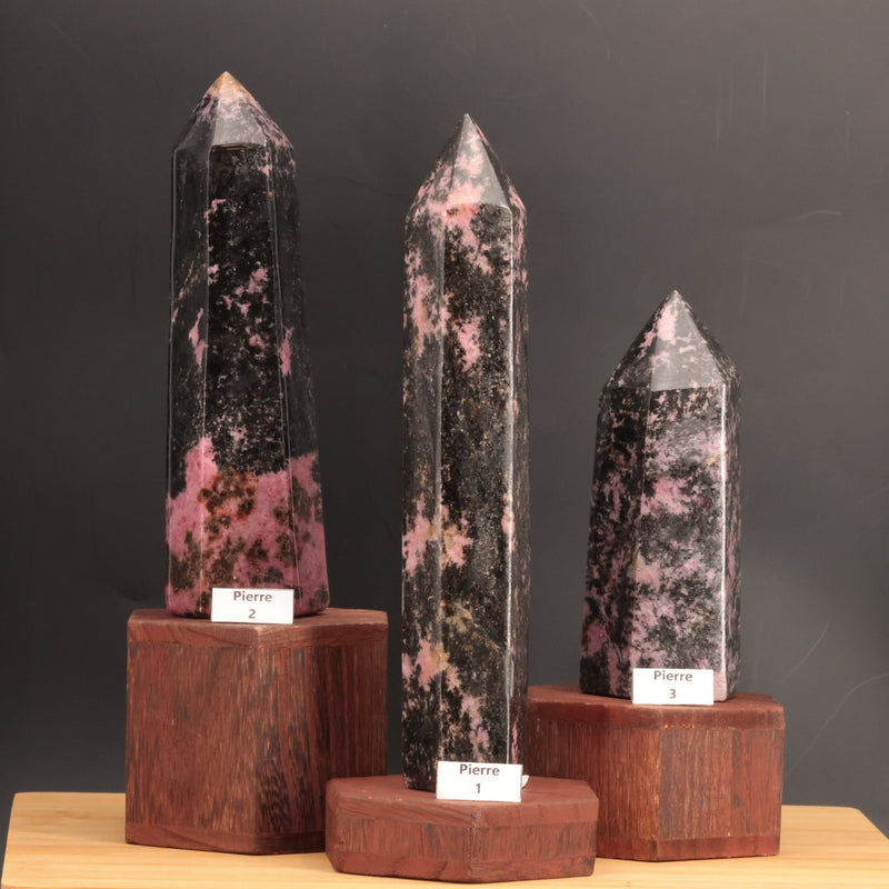 Pointe en Rhodonite de Madagascar — Grand obélisque poli à la main
