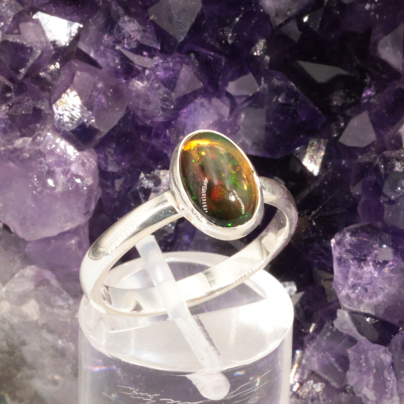 Bague opale noire de Wegel Tena, cabochon 10x7 mm sur argent
