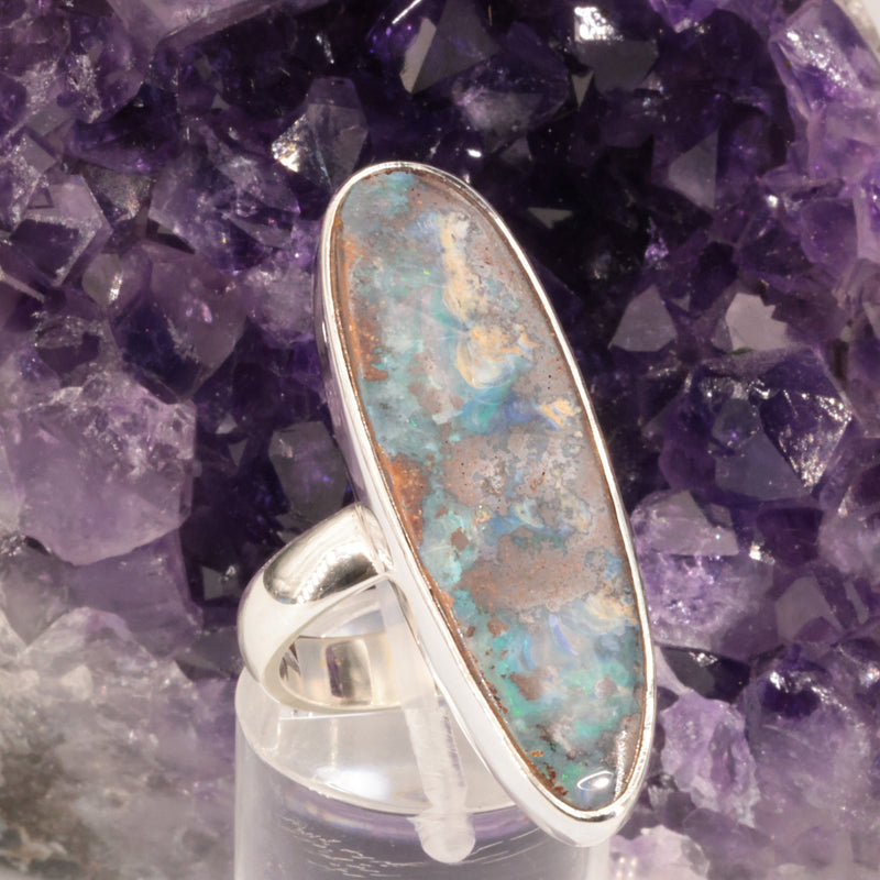 Bague opale boulder portée au doigt, pièce unique en argent