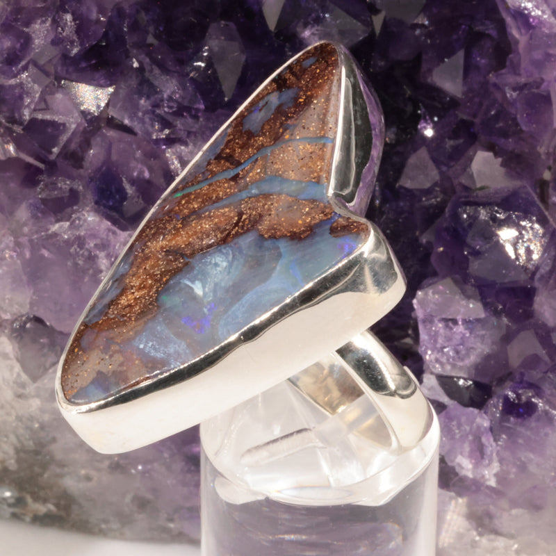 Bague opale boulder portée au doigt, pièce unique en argent