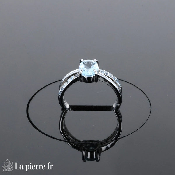 Profil de la Bague Aigue-Marine (Aura Ovale) soulignant le sertissage délicat de la pierre ovale et des zircones.