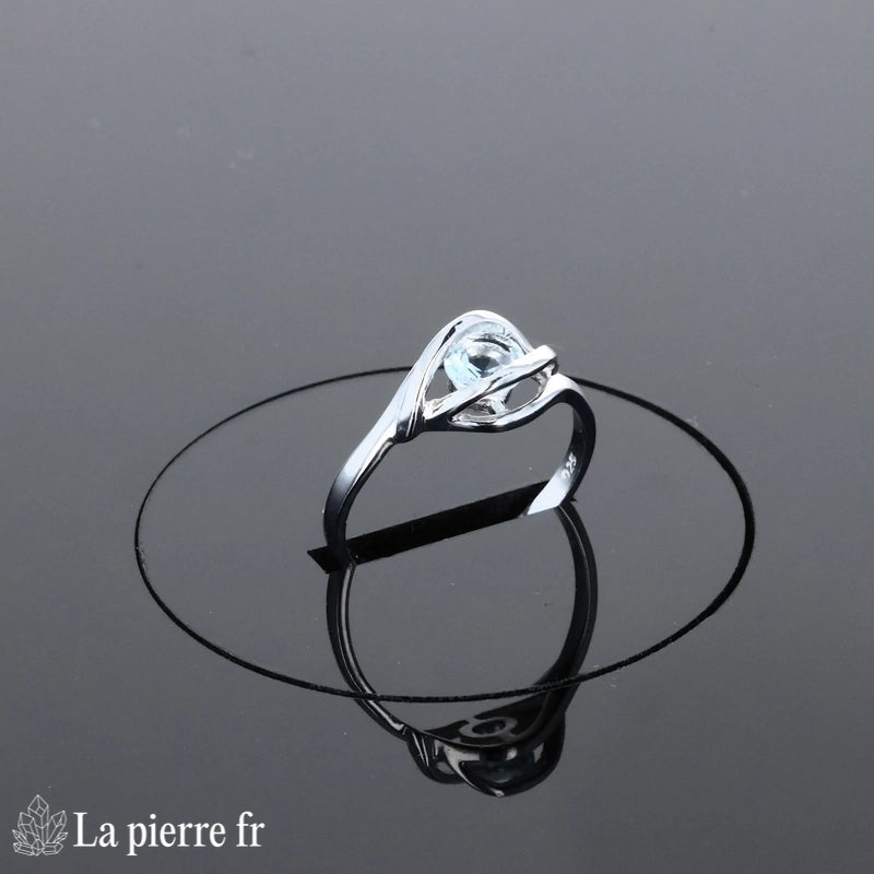 Profil de la Bague Aigue-Marine (Éclat Solitaire Rond) en argent 925, soulignant son design épuré et moderne.