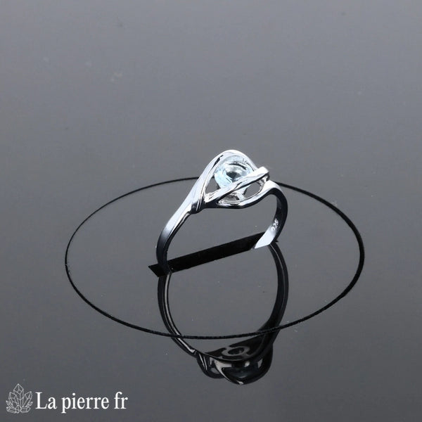 Profil de la Bague Aigue-Marine (Éclat Solitaire Rond) en argent 925, soulignant son design épuré et moderne.