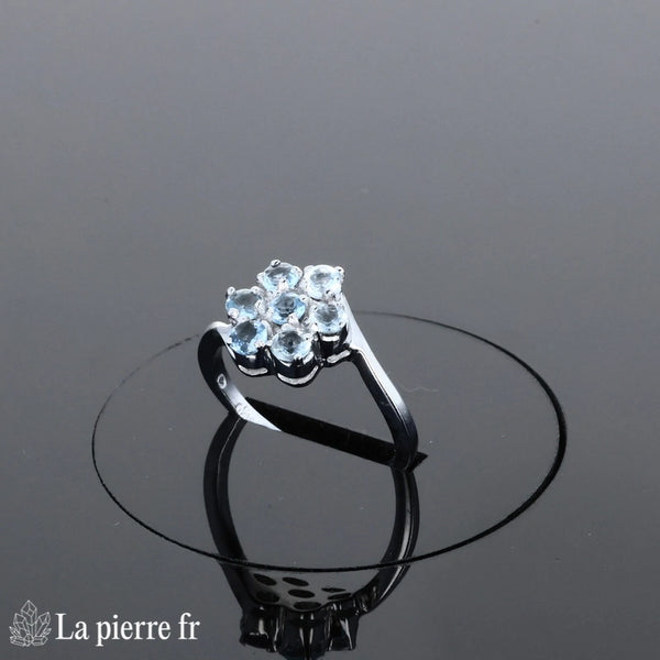 Profil de la Bague Aigue-Marine (Floraison Céleste) soulignant le sertissage des multiples pierres rondes.