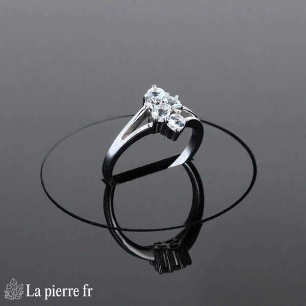 Profil de la Bague Aigue-Marine (Quatuor Classique) mettant en avant la monture originale et précise.