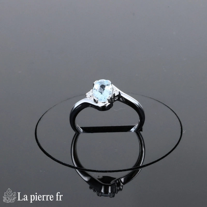 Profil de la Bague Aigue-Marine (Trilogie Scintillante) mettant en valeur la monture précise et le sertissage des trois pierres.