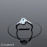 Profil de la Bague Aigue-Marine (Trilogie Scintillante) mettant en valeur la monture précise et le sertissage des trois pierres.