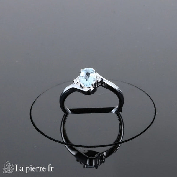 Profil de la Bague Aigue-Marine (Trilogie Scintillante) mettant en valeur la monture précise et le sertissage des trois pierres.