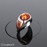 Gros plan sur l'ambre 10x12mm et l'émail coloré - Bague (Chevalière Bohème).