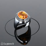 Gros plan sur l'ambre ovale et la monture émaillée/rhodiée - Bague (Couronne Émaillée Vintage).