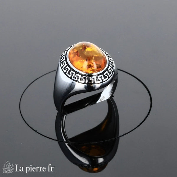 Gros plan sur l'ambre ovale et la monture émaillée/rhodiée - Bague (Couronne Émaillée Vintage).