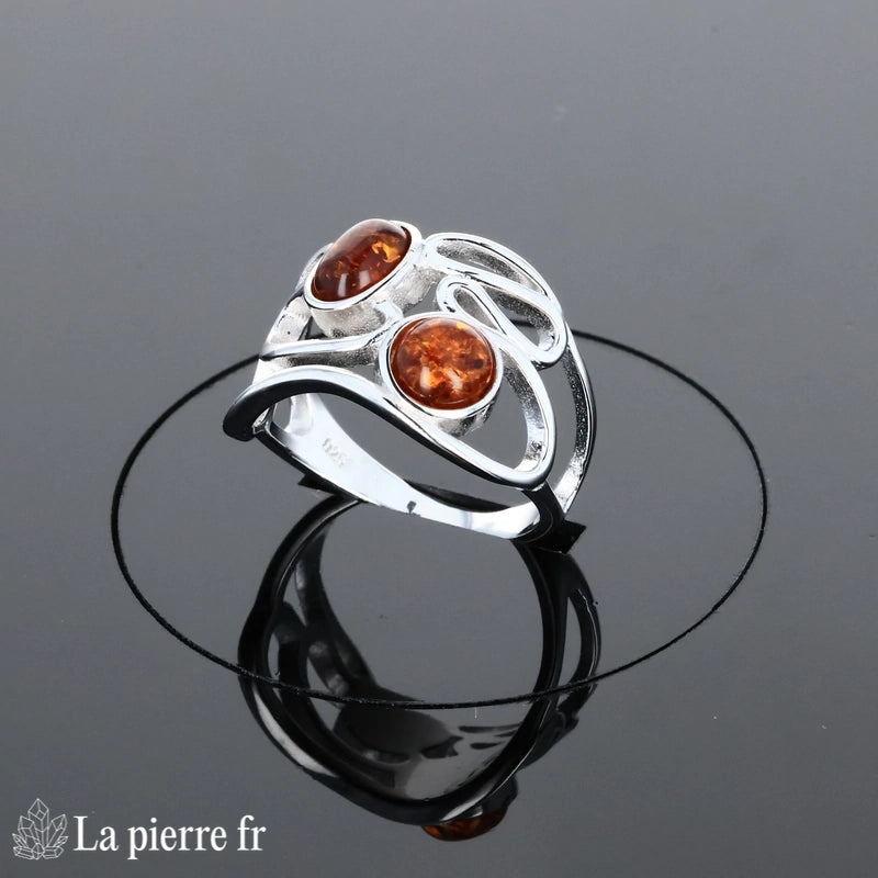 Gros plan sur les cabochons d'ambre ovale et rond - Bague (Duo Vintage).