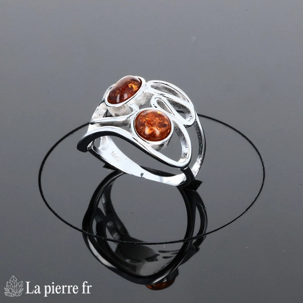 Gros plan sur les cabochons d'ambre ovale et rond - Bague (Duo Vintage).