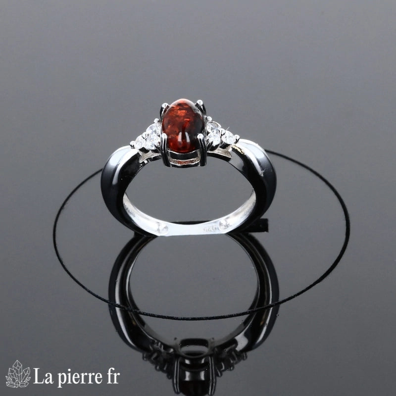 Gros plan sur l'ambre cabochon (6x8mm) et les 6 zircones - Bague (Éclats Discrets).