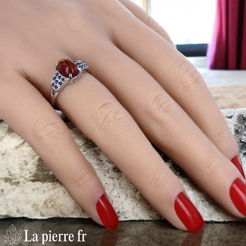 Gros plan sur l'ambre cabochon ovale (7x9mm) entouré de zircones - Bague (Halo Éclatant).