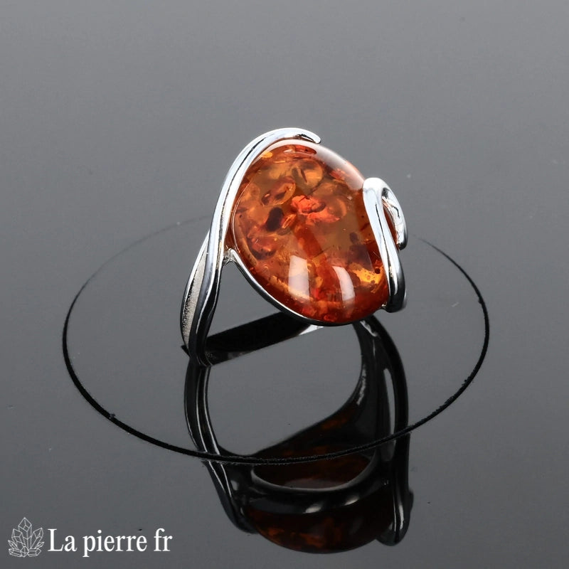 Gros plan sur l'ambre spectaculaire 15x20mm - Bague (Présence Sculpturale).