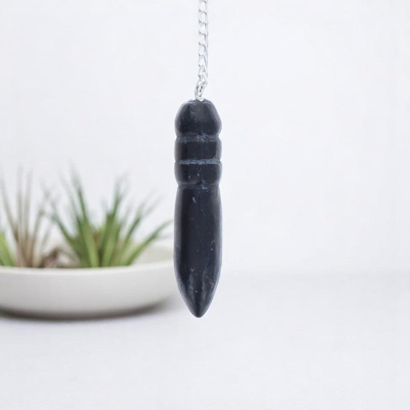 Pendule Égyptien (Shungite) noir mat tenu pour radiesthésie de protection - La Pierre Fr