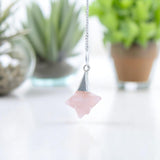 Pendule radiesthésie Merkaba (Quartz Rose) avec chaîne argentée sur fond clair