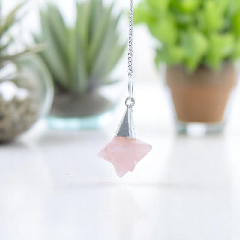 Pendule radiesthésie Merkaba (Quartz Rose) avec chaîne argentée sur fond clair