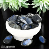 pierres roulées Labradorite naturelle. Taille 2-3 cm, origine Madagascar. Pierre semi-précieuse aux reflets irisés, idéale pour protection, intuition et lithothérapie.