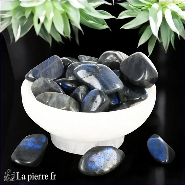 pierres roulées Labradorite naturelle. Taille 2-3 cm, origine Madagascar. Pierre semi-précieuse aux reflets irisés, idéale pour protection, intuition et lithothérapie.
