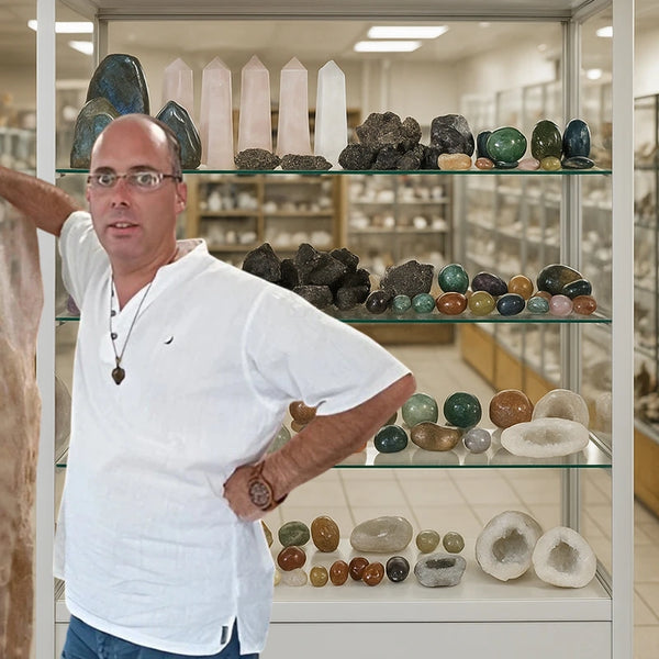 Perles en pierre naturelle triées dans un atelier de création – La Pierre FR