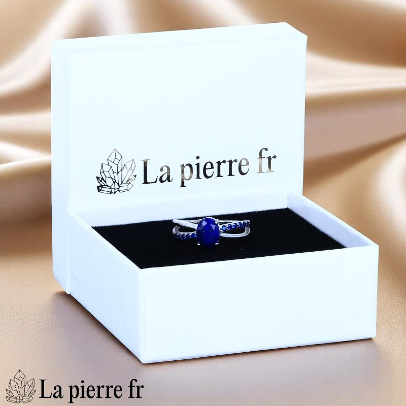 Bague Lapis-lazuli Ovale & Zirconias (Serment Azur) portée, illustrant son éclat et sa taille moyenne.