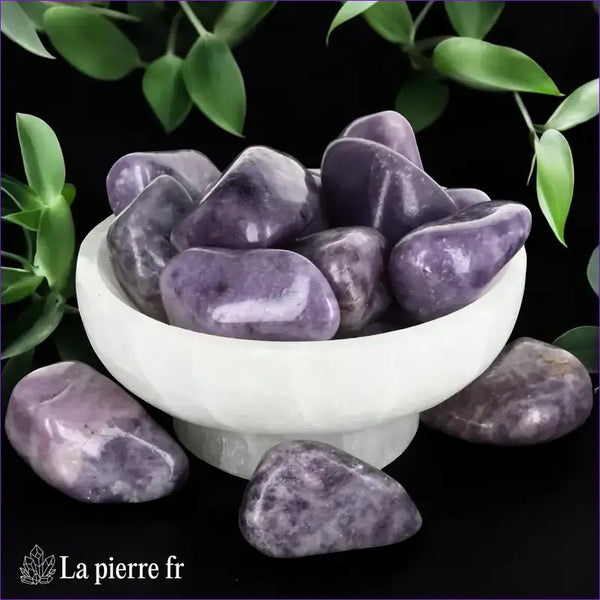 pierres roulées en Lépidolite naturelle. Taille 2-3 cm, origine Brésil. Idéale pour lithothérapie, apaisement émotionnel et équilibre énergétique.