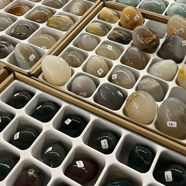 Formes polies en pierres naturelles, œufs et boules décoratifs en minéraux