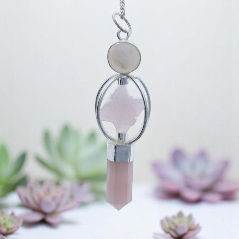 Gros plan sur la forme Merkaba et la pointe en quartz rose naturel du Pendule (Merkaba et Pointe)