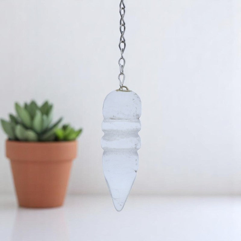 Gros plan sur la forme Thot précise du Pendule Égyptien (Cristal de Roche) en quartz clair