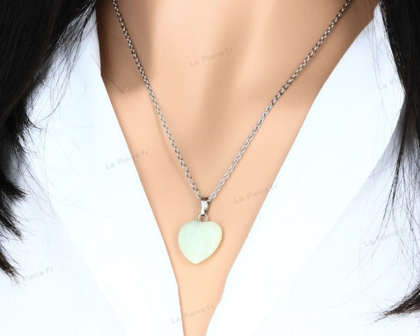 pendentif en jade vert en forme de cœur, symbole d'harmonie et de prospérité. Bijou naturel idéal pour équilibre émotionnel et élégance intemporelle.