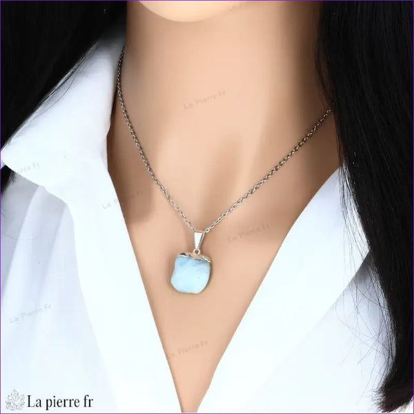 Pendentif en Aigue-Marine naturelle pour lithothérapie. Apportez sérénité et paix intérieure grâce à ce collier en pierre bleue naturelle. La Pierre Fr.