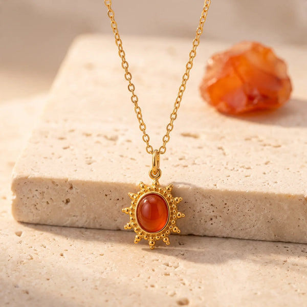 Collier petit soleil doré perlé avec cornaline orange, bijou délicat en pierre naturelle
