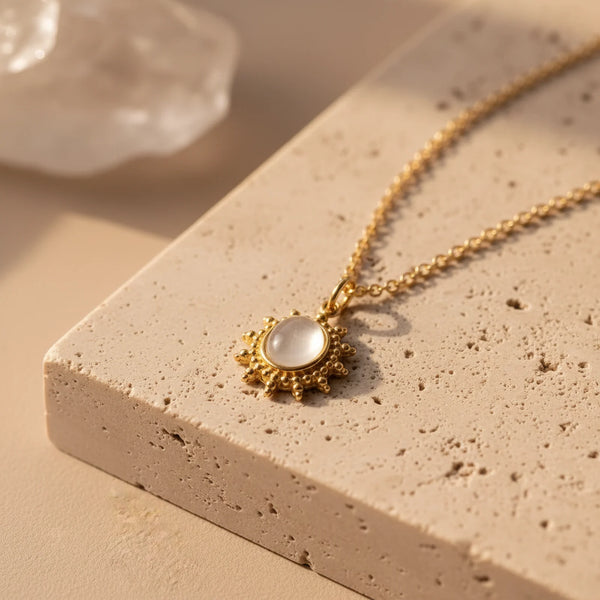 Collier soleil doré avec cristal de roche, bijou en pierre transparente naturelle