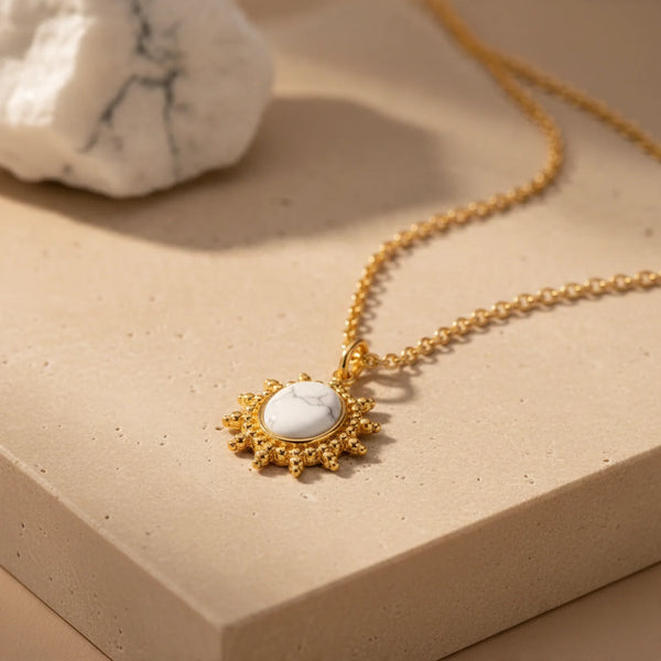 Pendentif howlite blanche sur petit soleil doré, idée cadeau bijou pour femme