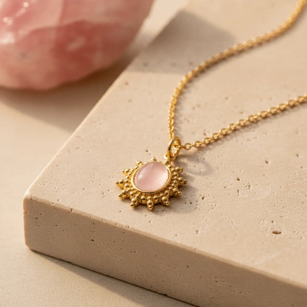 Collier quartz rose sur petit soleil doré, cadeau bijou pierre rose pour femme