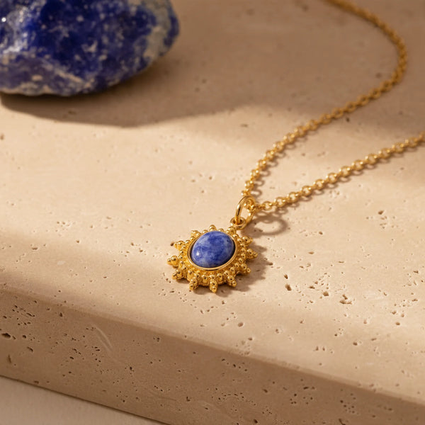 Pendentif sodalite bleue sur soleil doré perlé, collier en pierre naturelle
