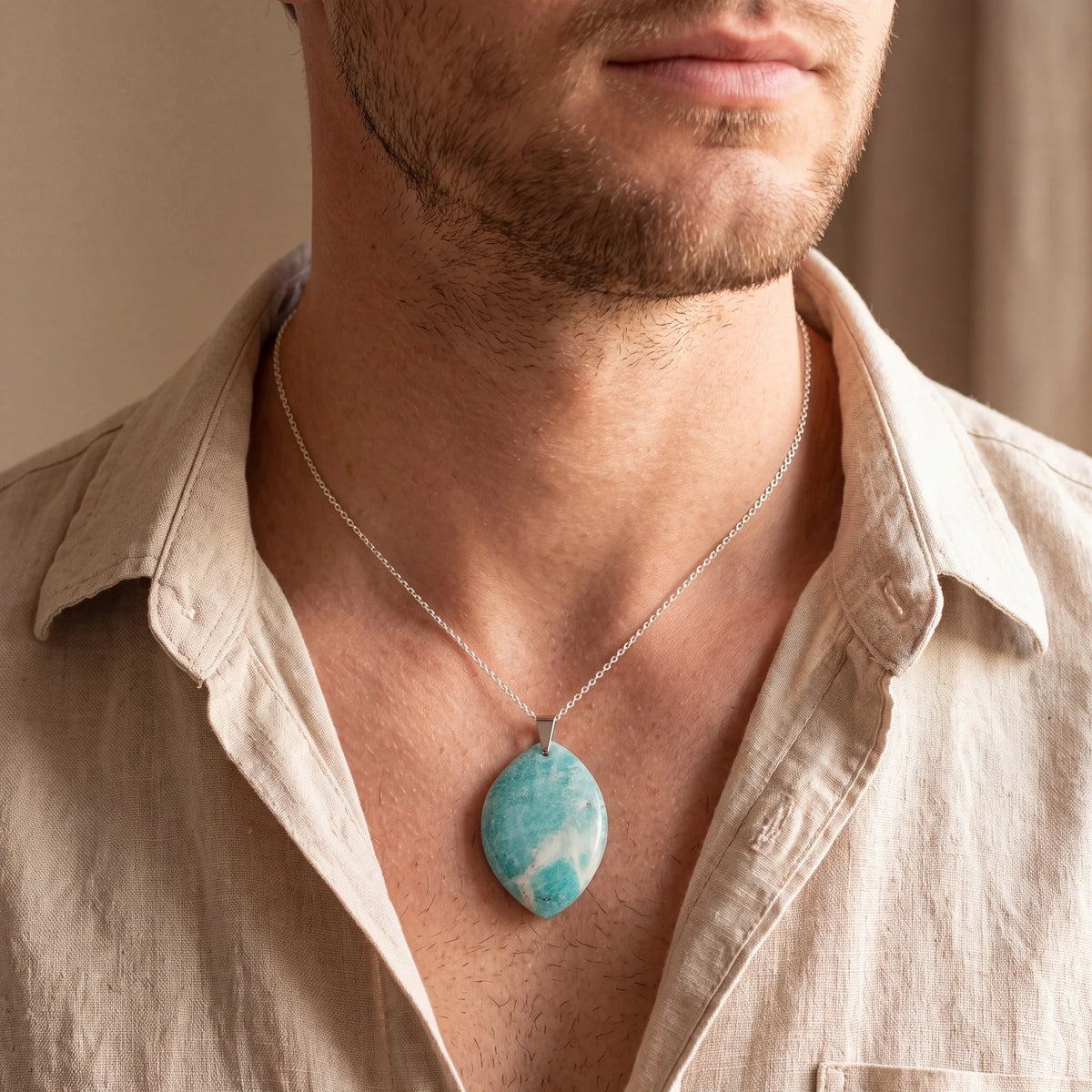 Collier homme avec pendentif plat en amazonite forme libre, pierre bleu-vert sur chaîne fine
