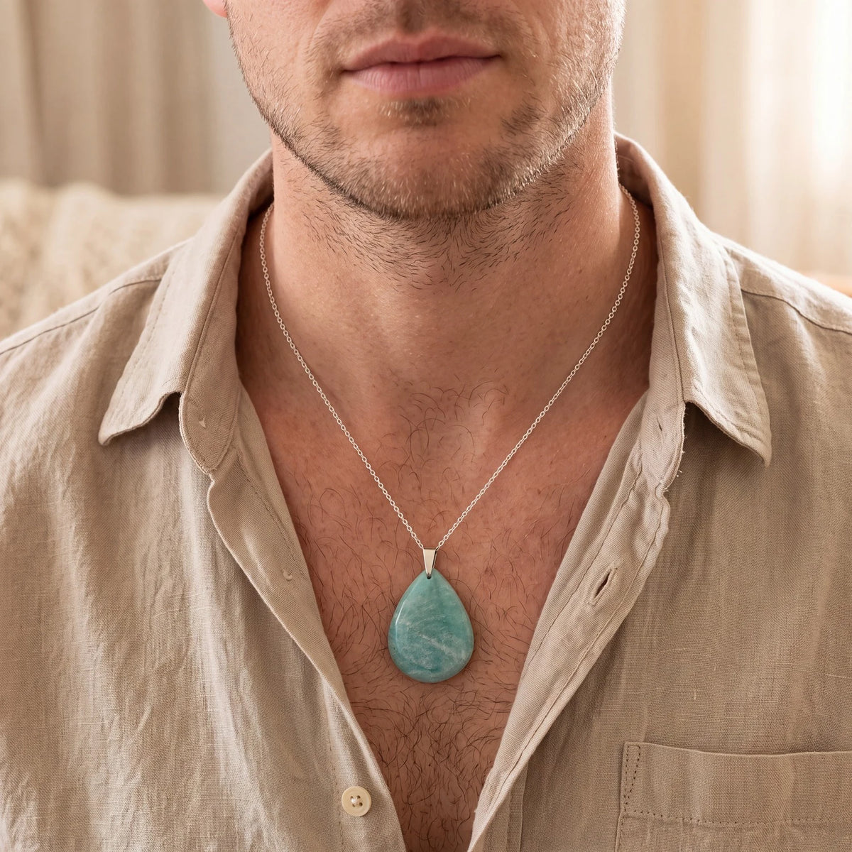 Pendentif goutte en amazonite porté par un homme, pierre plate bleu-vert sur chaîne argentée