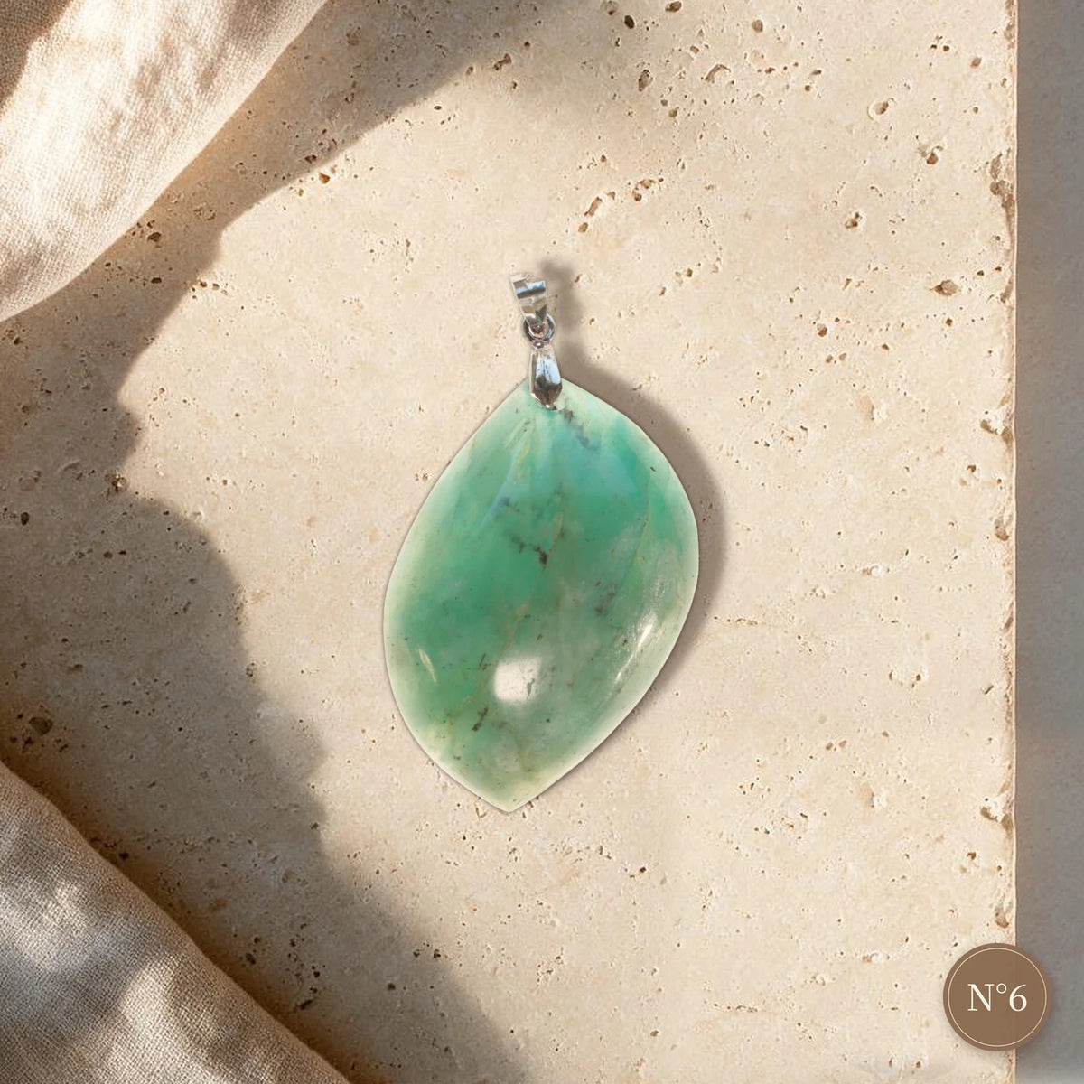 Pendentif pierre naturelle amazonite N°6, feuille asymétrique vert lagon, inclusions sombres